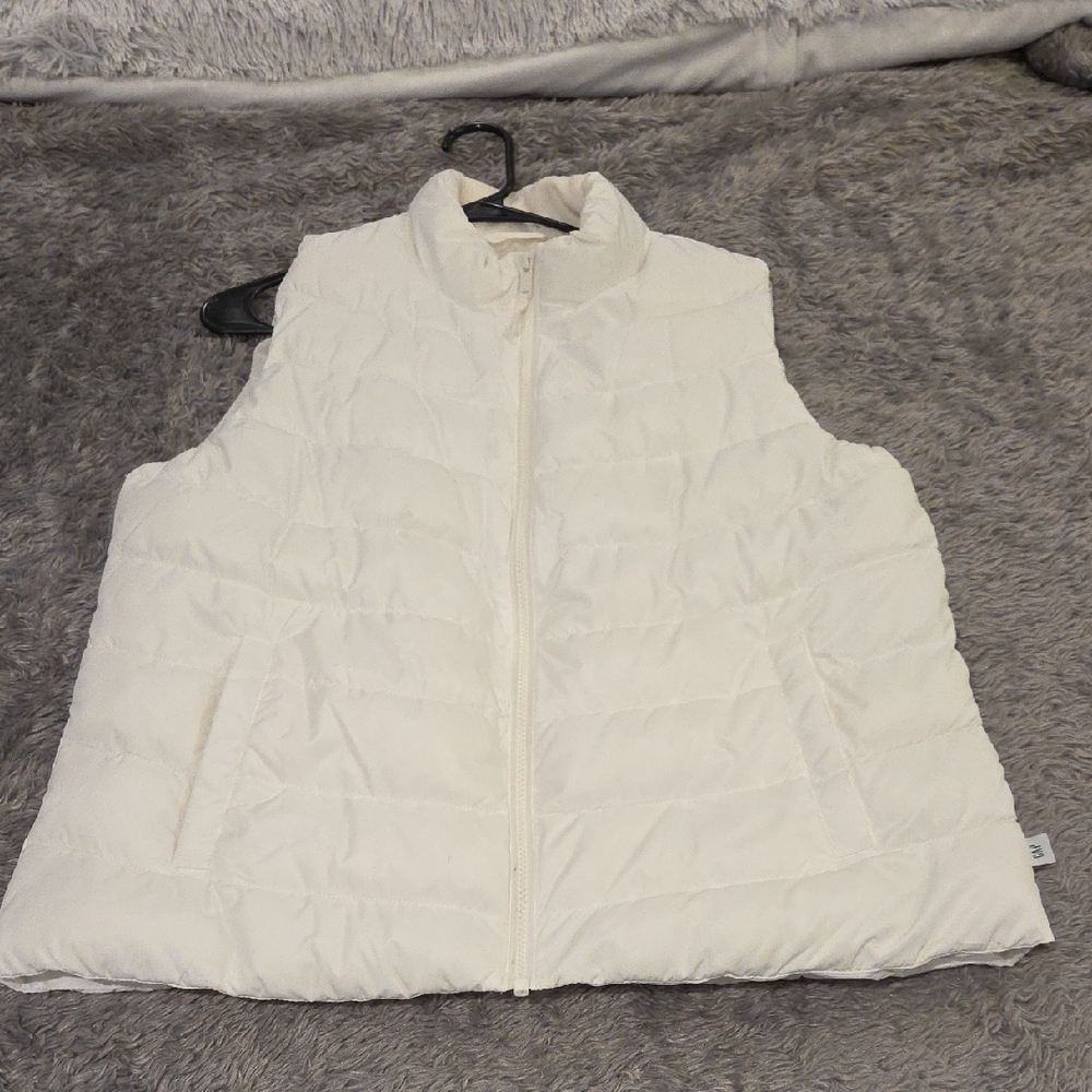 GAP White Quilted Puffer Vest Size L, New W/O Tags!